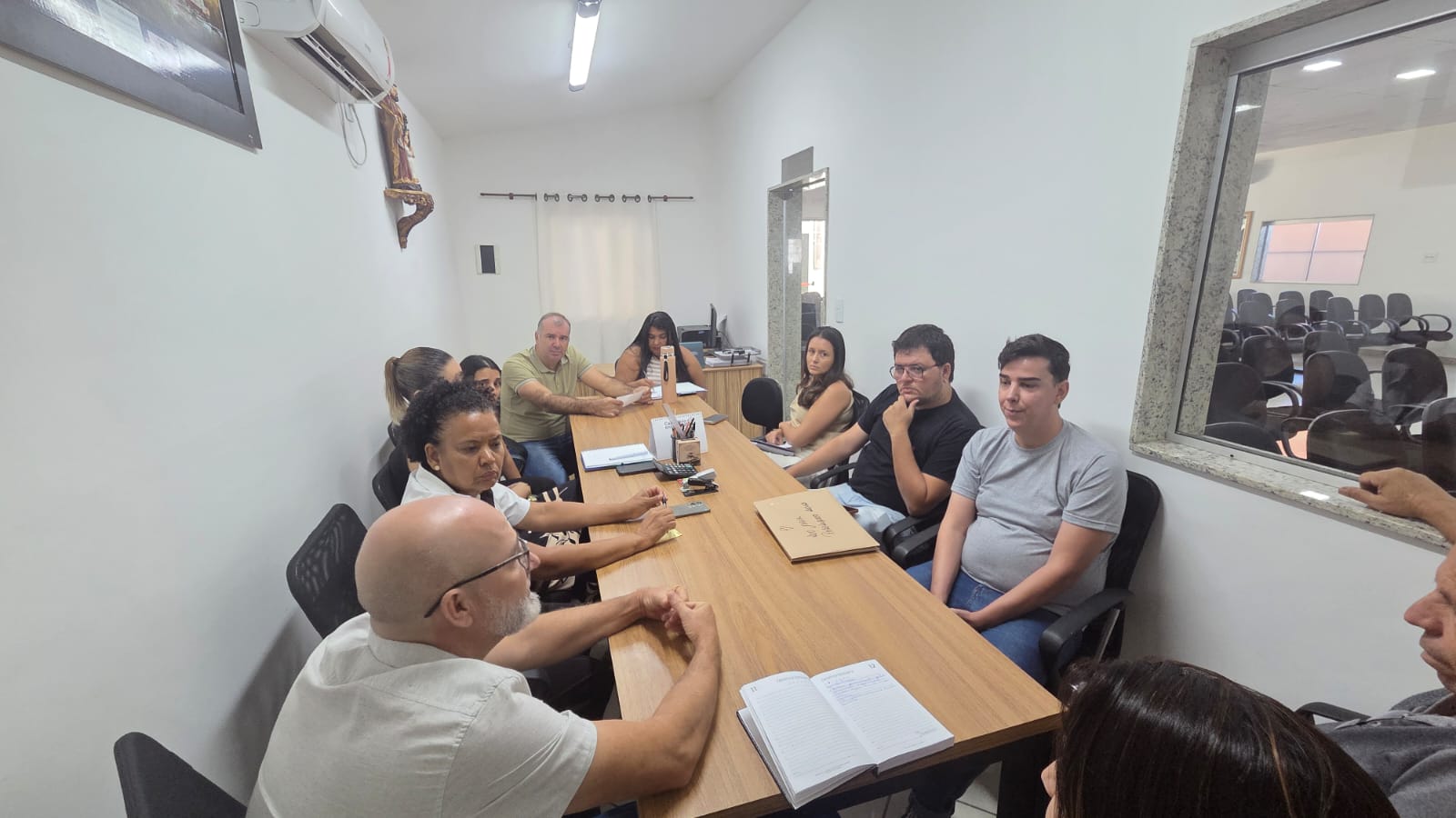 Presidente da Câmara, Paulo Viriato, e vereadores realizam reunião com servidores para alinhar os trabalhos de 2026